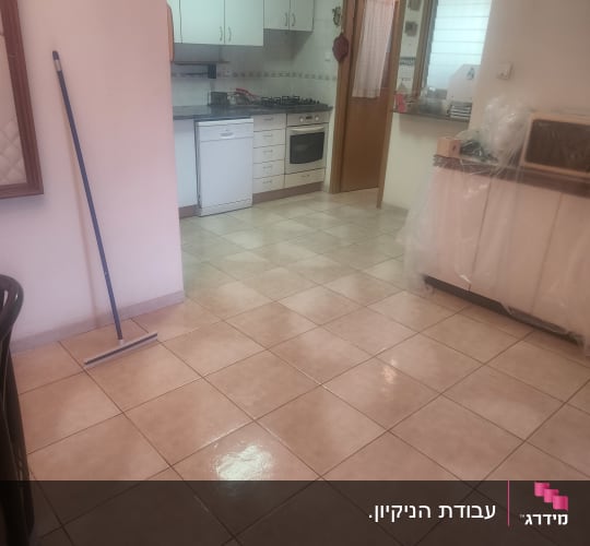 רצפה נקייה עם מגב במטבח ביתי